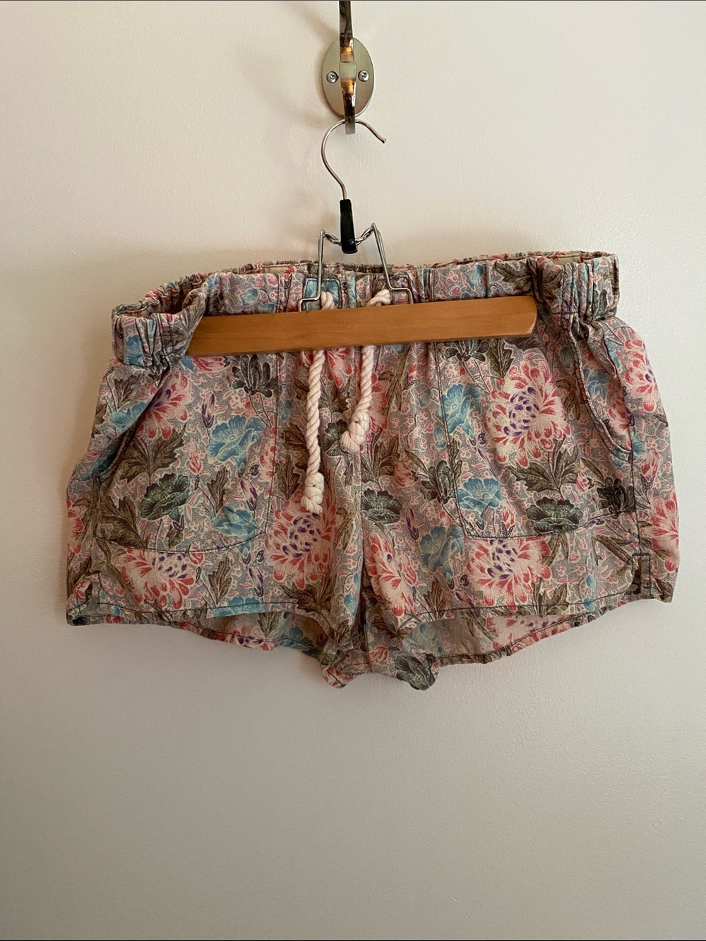 TNA Aritzia Floral Drawstring Athletic Summer Shorts. Linen/Cotton Blend. Size L